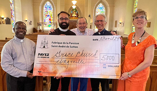 Église anglicane Grace Church, (de gauche à droite) Père Florent Mukwazuzu, Rev. Tyson Rosberg, Inconnu (a venir), Rev. Tim Smart et Nathalie Bédard Prés. de la fabrique St-André