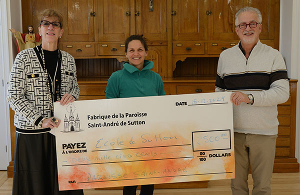 École de Sutton, Nathalie Bédard Pré.s de la fabrique St-André, Annik Boily Dir. adjointe et Ken Hill Marguillier de la fabrique St-André