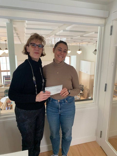 Don du comptoir familial pour le CAB, Nathalie Bédard présidente de la fabrique et Maude Matilde du CAB.