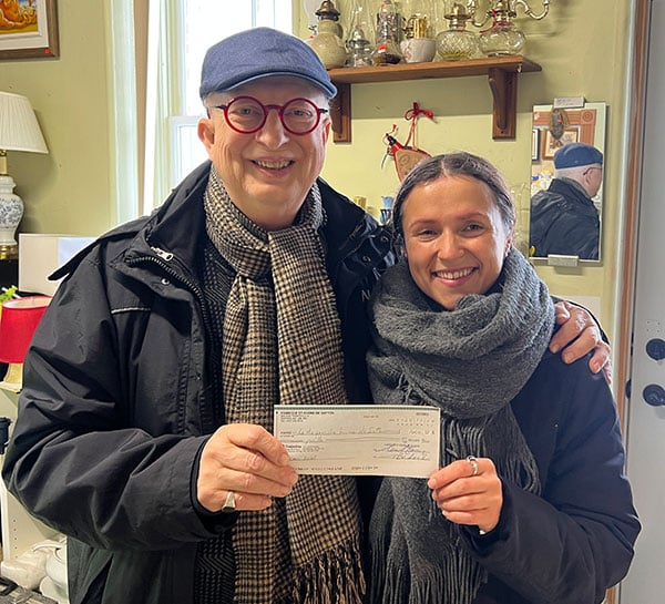 Don du comptoir familial à la maison des jeunes, KenHill marguiller et Lhenia Gagnon Fleury.