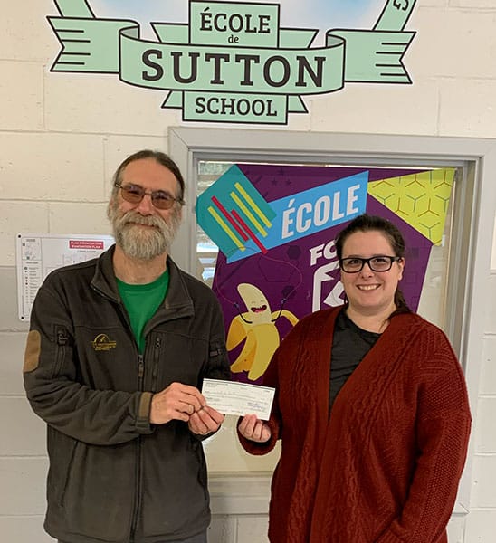 Don du comptoir familial pour l'École de Sutton, Michel Tournay V.P. et audrey Vendette Sec. (VDC) Absente Natally Dépot sec. (ETSB).